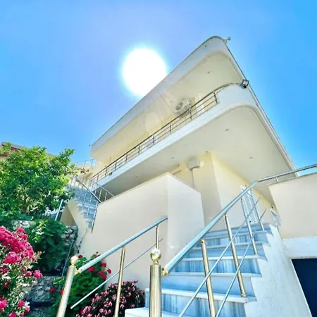 Sunset In - Sea View & Balcony فندق ساراندا